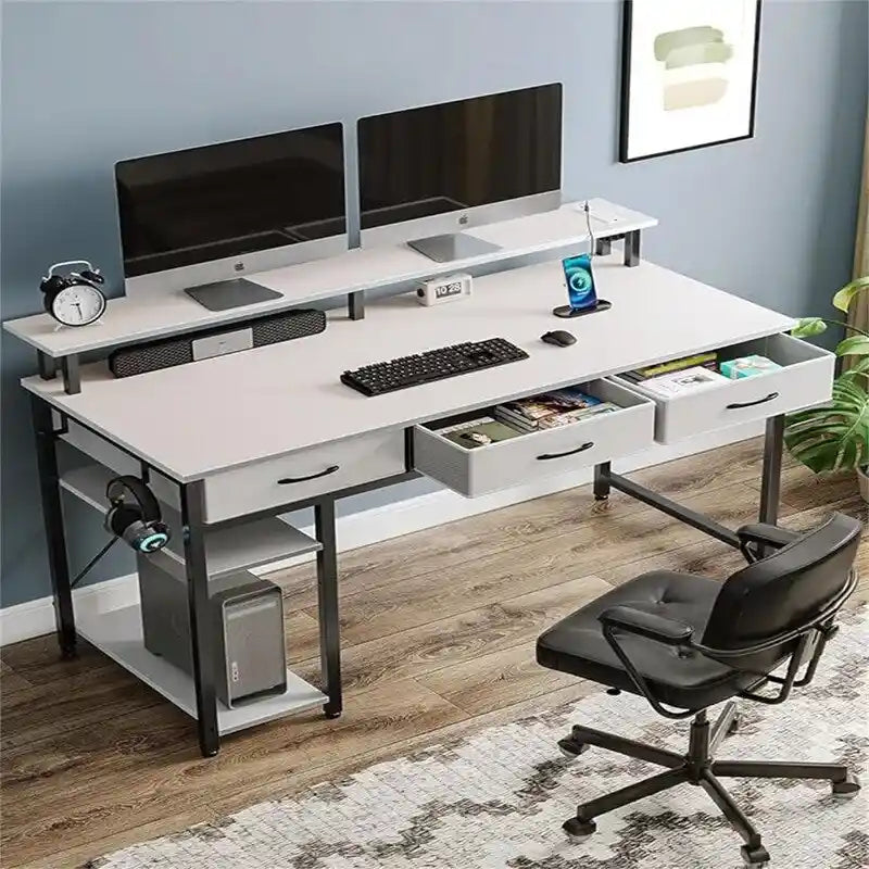 Bureau d'ordinateur avec prise intégrée