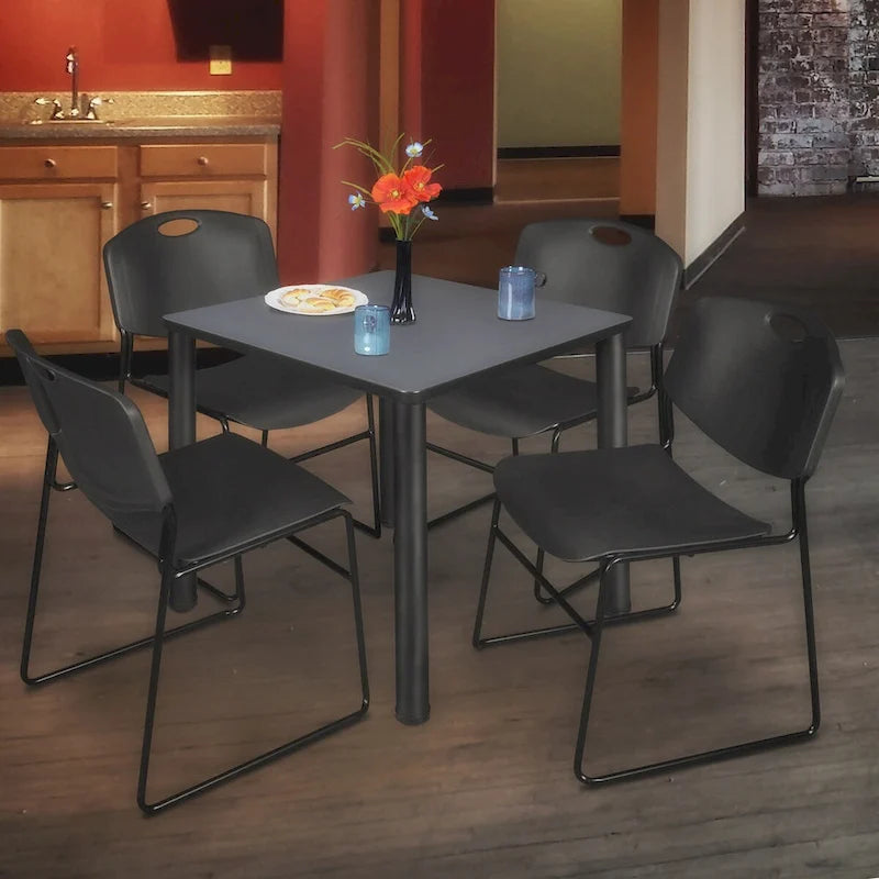 Table de salle de repos carrée Regency Seating Kee noire de 76,2 cm avec 4 chaises Zeng noires