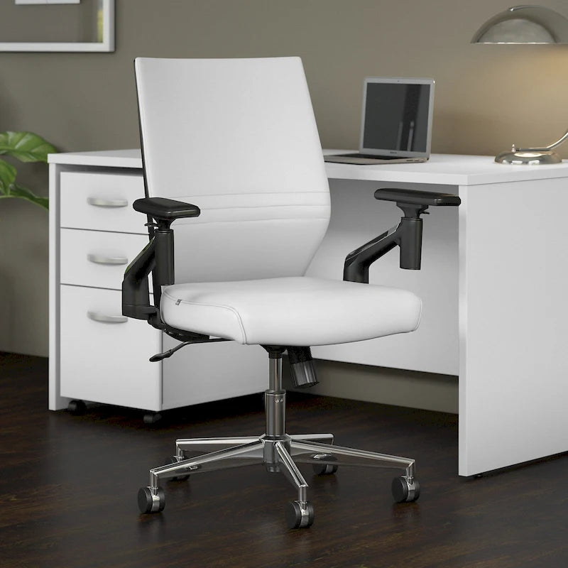 Fauteuil de bureau en cuir à dossier mi-haut Cabot de Bush Furniture